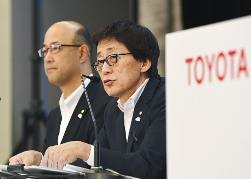 <span class="fontBold">「環境変化は激しい」とトヨタの吉田守孝副社長(右)</span>(写真=共同通信)