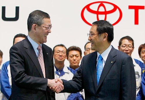 <span class="fontBold">スバルの吉永泰之会長（左）とトヨタの豊田章男社長（2012年）</span>（写真=ロイター/アフロ）