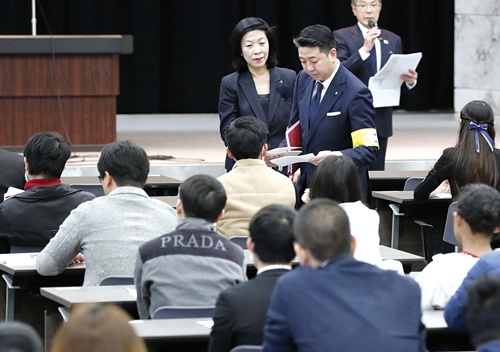 <span class="fontBold">特定技能の申請も今後増える(写真は宿泊業界の受け入れ拡大に向けた特定技能の試験、今年4月、都内)</span>(写真=共同通信)