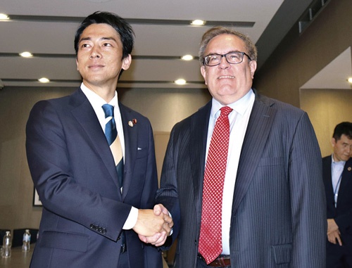 <span class="fontBold">米環境保護局長官と握手する小泉環境大臣(左)</span>(写真=共同通信)