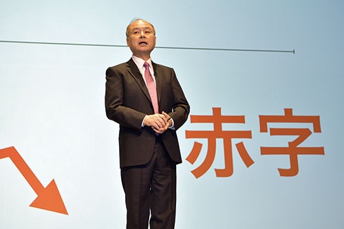 <span class="fontBold">赤字決算を発表する孫会長</span>(写真=アフロ)