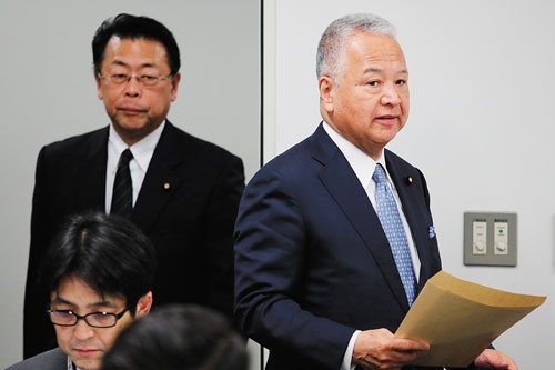 <span class="fontBold">税制改正を主導した自民党の甘利明税調会長(右)と公明党の西田実仁税調会長</span>(写真=時事)
