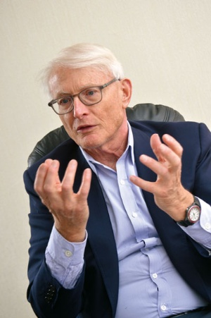 マイケル・ポーターMichael Porter米ハーバード大学教授1947年生まれ。米プリンストン大学で航空宇宙工学と機械工学を学び69年に卒業。ハーバード大学大学院で71年MBA(経営学修士号)を、73年経済学博士号を取得。それ以来、同大学で講義を続け、82年に同大学の史上最年少で正教授に就任。80年に発表した『競争の戦略』や85年の『競争優位の戦略』といった主著で、「ファイブフォース」や「バリューチェーン」などの独自の分析手法を提唱した。戦略論の第一人者として知られ、近年は研究領域をCSV(共有価値の創造)やCEOの時間の使い方に広げながら論考を深めている。(写真=栗原 克己)