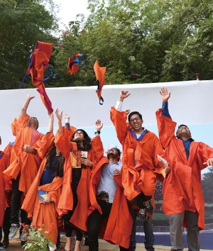 <span class="fontBold">インド工科大学を卒業する学生たち</span>（写真=Hindustan Times/Getty Images）