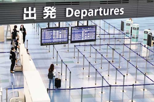 <span class="fontBold">人けがなくなった羽田空港。中韓からの航空便の到着も成田、関西の両国際空港に限定された</span>（写真=西村 尚己/アフロ）