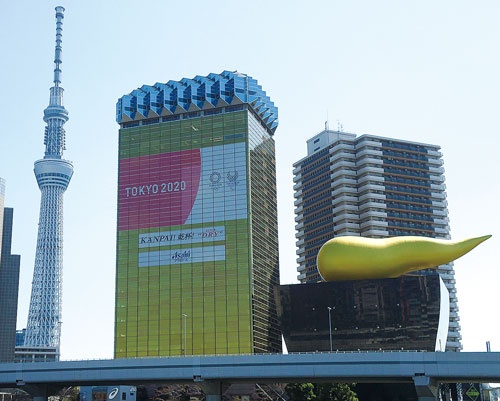 <span class="fontBold">持ち株会社であるアサヒグループホールディングスの本社(東京・墨田)には、東京五輪のロゴが掲げられたが……</span>