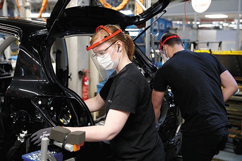 <span class="fontBold">生産を再開したトヨタ自動車のフランスの工場</span>(写真=ロイター/アフロ)