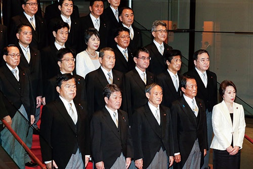 <span class="fontBold">実務を重視した布陣となった菅首相(下段中央)率いる新政権</span>(写真=代表撮影/ロイター/アフロ)