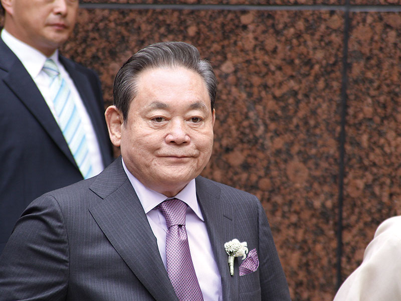サムスン電子の李健熙会長が死去　頂点の煌めきと世論の逆風と