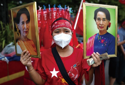 <span class="fontBold">スー・チー氏の肖像を掲げる国民民主連盟(NLD)の支持者</span>(写真=ロイター/アフロ)