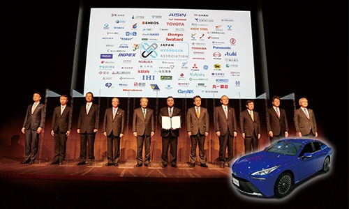 <span class="fontBold">12月7日に88社が「水素バリューチェーン推進協議会」を設立し、9日にはトヨタ自動車が燃料電池車の新型ミライ(下)を発売した</span>