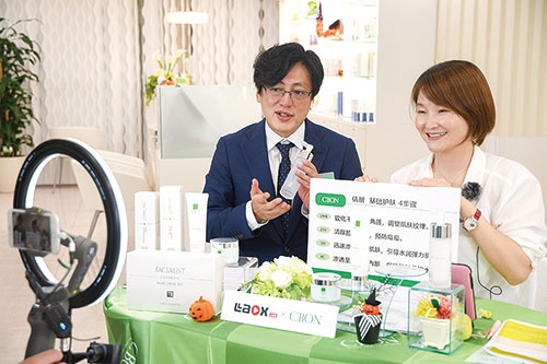 <span class="fontBold">シーボンは日本から中国に向けて生配信した</span>