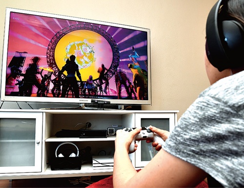 <span class="fontBold">ゲームはライブイベントの場としても活用され始めた</span>(写真=上:Frazer Harrison/Getty Images)