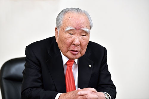 スズキの鈴木修会長は軽自動車が日本の生活の足になっているとして、電動化の要請に何としても応えると語った(写真=森田 直希)