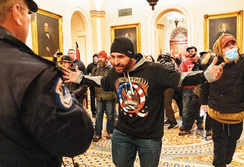 <span class="fontBold">トランプ支持者が上院の議場前で警察に牙をむく</span>(写真=上:AP/アフロ)
