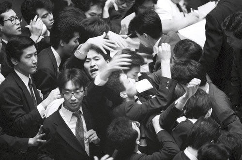 <span class="fontBold">1990年の東京証券取引所の様子。根強い金利上昇懸念が、株価急落につながった</span>（写真=読売新聞/アフロ）