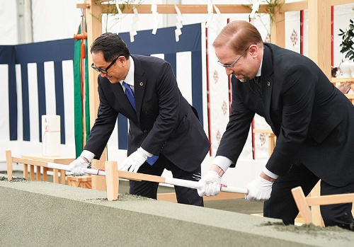 <span class="fontBold">豊田章男社長(左)も出席したウーブン・シティの地鎮祭</span>