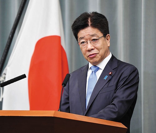 <span class="fontBold">加藤官房長官は5日、週休3日制の検討を進めると語った</span>(写真=共同通信)
