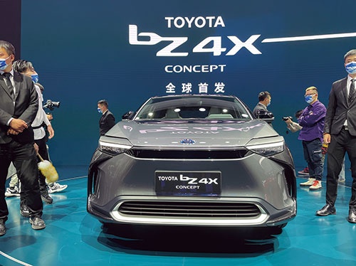 <span class="fontBold">トヨタ自動車は上海国際自動車ショーで新EV「bZ4X」を披露。</span>