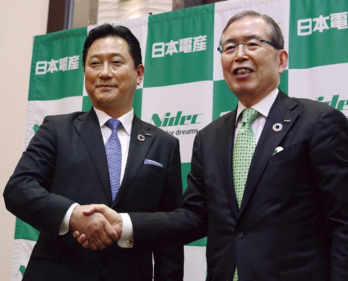 <span class="fontBold">関潤社長(左)にCEOは譲ったが、永守重信会長はなお第一線で一体となって働くという</span>(写真=共同通信)