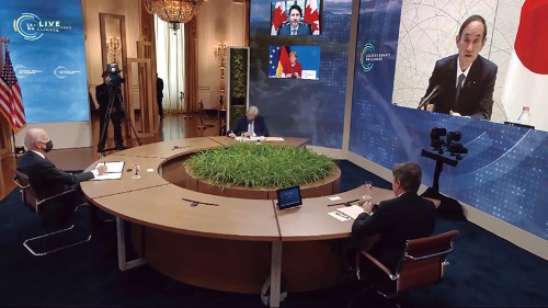<span class="fontBold">気候変動に関するオンライン首脳会合で、画面(右)に映る菅首相。左端はバイデン米大統領</span>(写真=共同通信)