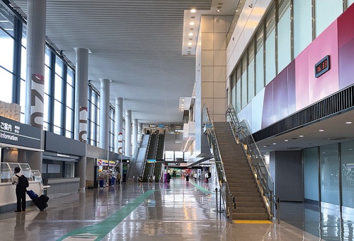 <span class="fontBold">多くの店舗が閉鎖されたままで閑散とする成田国際空港</span>