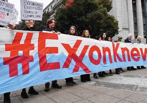 <span class="fontBold">エクソンは気候変動に関する活動家の抗議対象になっていた</span>(写真=AFP/アフロ)