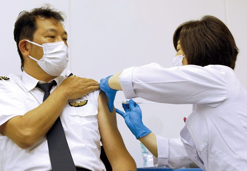 <span class="fontBold">13日から羽田空港で始まった、ANAの職域接種の様子</span>(写真=ロイター/アフロ)