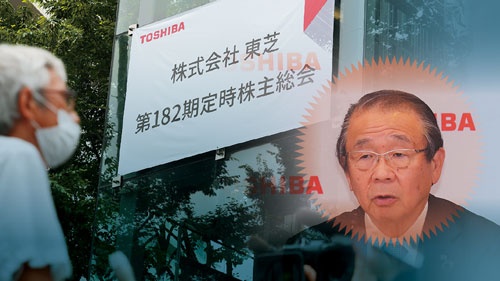 6月25日の定時株主総会には多くの株主が出席し(左)、取締役会議長だった永山治氏(右)の再任案は否決された