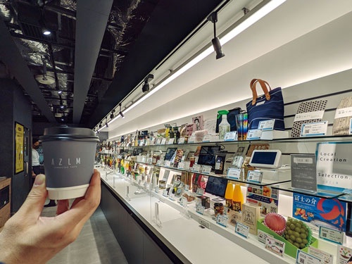 <span class="fontBold">コーヒーを格安で提供することで日常的な来店を促す。約300点の陳列スペースの内、すでに220点が埋まっている</span>