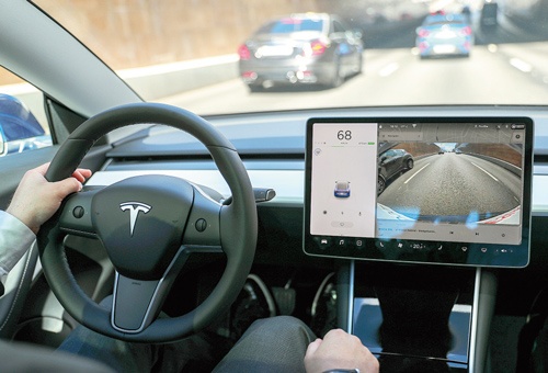 <span class="fontBold">テスラは車載コンピューターのソフトを頻繁に更新している</span>(写真=上:ロイター/アフロ)