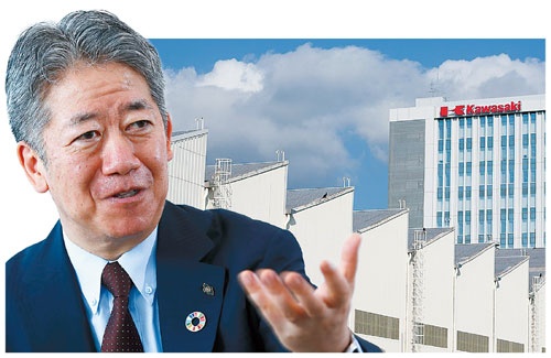 <span class="fontBold">橋本社長は優秀なシニア人材にいかに残ってもらうかが大事だと話す</span>(写真=左:竹井 俊晴)