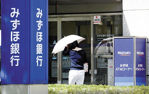 <span class="fontBold">システム障害の問題を抱えるみずほFGだが、足元の業績は回復</span>(写真=共同通信)