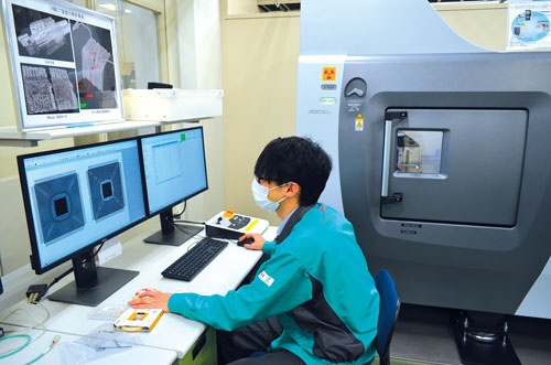 <span class="fontBold">X線検査装置などを駆使して半導体が不正品かどうかを分析する</span>