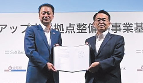 <span class="fontBold">ソフトバンクの宮川社長(左)と愛知県の大村知事(右)</span>