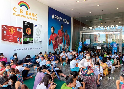 <span class="fontBold">ミャンマーの金融は混乱し、市中では現金不足が深刻化した</span>(写真:AP/アフロ)