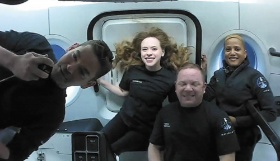 <span class="fontBold">スペースXが打ち上げた宇宙船で「宇宙旅行」を楽しんだクルー。左が費用の大部分を負担した米起業家のジャレド・アイザックマン氏</span>(写真=Courtesy of Inspiration4/AFP/アフロ)
