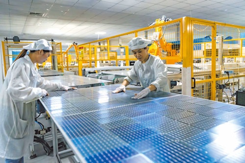 <span class="fontBold">中国の太陽光パネルの生産シェアは7~8割を占める</span>(写真=CFOTO/共同通信イメージズ)
