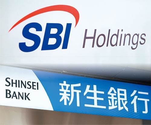 <span class="fontBold">SBIHDのTOBに対し、新生銀はホワイトナイトを探す</span>(写真=上:日刊工業新聞/共同通信イメージズ、下:つのだよしお/アフロ)