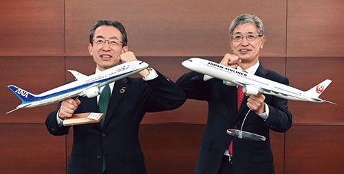 <span class="fontBold">植物や廃油からつくる航空燃料「SAF」の量産の重要性を訴えるリポートを共同で発表したANAの平子裕志社長(左)とJALの赤坂祐二社長(右)</span>