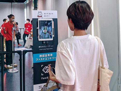 <span class="fontBold">ソフトバンクが沖縄でのBリーグ開幕戦で実施した顔認証の実証実験では、他人と誤認識されるケースもあった</span>