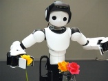 バラをつかめるロボットも　ソニーが目指す「感動技術」