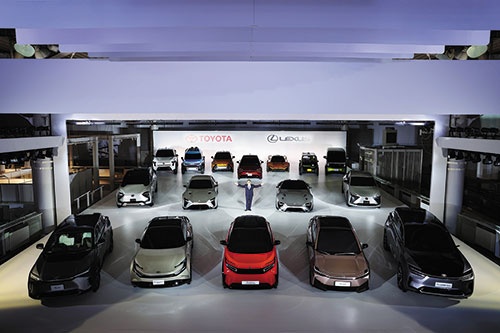 <span class="fontBold">トヨタ自動車は12月14日、EV事業の大幅拡大を発表。30年までに30車種をそろえる（中央は、豊田章男社長）</span>（写真=三橋仁明/N-RAK PHOTO AGENCY）