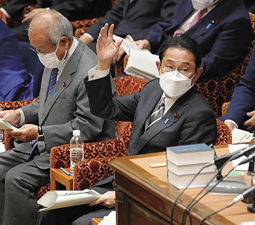 <span class="fontBold">当初打ち出した方針の撤回が相次ぐ岸田首相</span>(写真=共同通信)