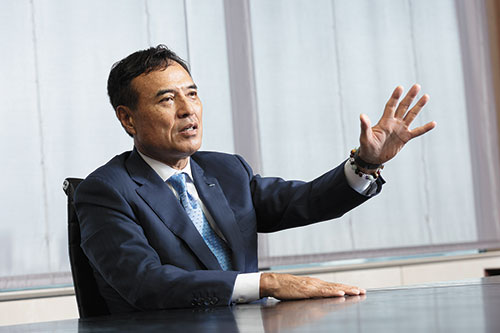 <span class="fontBold">サントリーホールディングス社長　新浪剛史［にいなみ・たけし］氏</span><br />1959年神奈川県生まれ。81年三菱商事入社。91年米ハーバード大学経営大学院でMBA（経営学修士）を取得。2002年ローソン社長CEO（最高経営責任者）。14年5月に会長に退き、同年10月にサントリーホールディングスの創業家出身者以外で初となる社長に就任。（写真=的野 弘路）