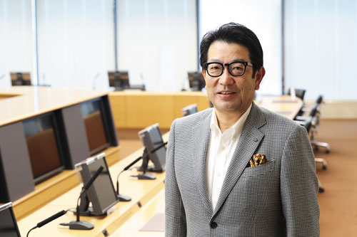 <span class="fontBold">伊藤忠商事社長COO　石井敬太［いしい・けいた］氏</span><br />1983年、早稲田大学法学部卒業、伊藤忠商事入社。「有機化学品第一部基礎原料課」からキャリアをスタートし、化学品業界を主に歩んできた。2018年にエネルギー・化学品カンパニープレジデント、20年に専務執行役員に就任、21年4月から社長執行役員COO（最高執行責任者）。学生時代はラグビーに取り組み、高校時代は全国大会出場経験がある。趣味は音楽鑑賞。ビートルズからジャズまで分野は幅広い。東京都出身、61歳。（写真=陶山 勉）