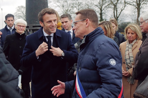 <span class="fontBold">2月2日、国内のイベントに参加したマクロン仏大統領（中央左）。フランスはこの日、屋外でのマスク着用義務を撤廃した</span>（写真=代表撮影/ロイター/アフロ）
