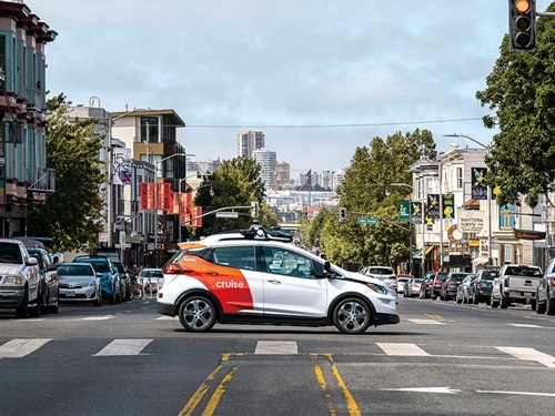 <span class="fontBold">クルーズはサンフランシスコ市街地で無人運転サービスを一般向けに提供し始めた</span>