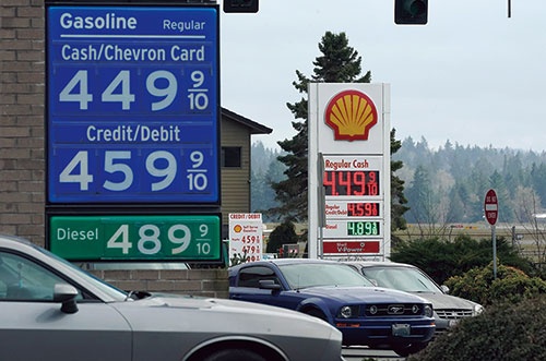 米国のガソリンスタンド。ガソリンの店頭価格は1ガロン4ドルを上回る水準に（写真=AP/アフロ）