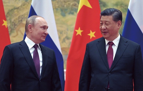 2月の北京冬季五輪に合わせて会談したロシアのプーチン大統領と中国の習近平国家主席。その後、ロシアがウクライナに侵攻し、中国は難しい立場に置かれている（写真=AFP/アフロ）
